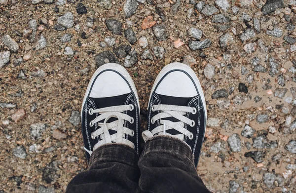 Sneakers Sulla Ghiaia Ricevuto Camminando Piedi Comfort Moderno Scarpe Viaggiare — Foto Stock