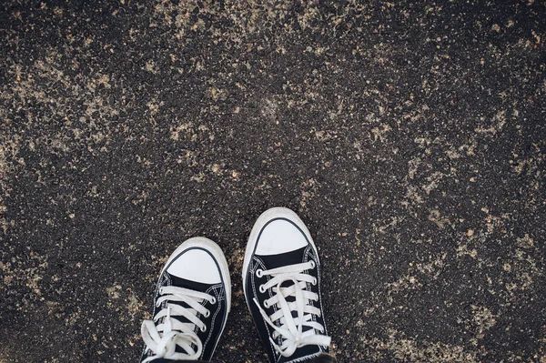 Spor ayakkabıları moda. Modern konfor. Asfalt arka plan. Siyah beyaz.