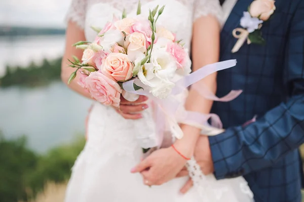 Bruiloft Boeket Handen Van Bruid Boeket Rozen Jonggehuwden Staan Naast — Stockfoto