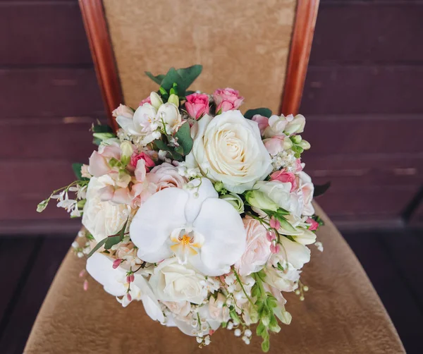 Bouquet Mariage Sur Une Chaise Vintage Orchidée Rose Style Champêtre — Photo