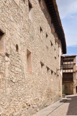 Manastır ve Las Monjas kapı, Mirambel, Maestrazgo, Castellon, Conunidad Valenciana, İspanya'nın