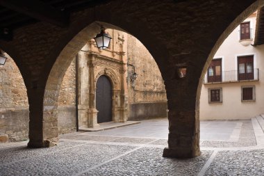 La Iglesia Meydanı ve kilise, La Iglesuela del Cid, Mestrazgo, Teruel ilinde, Aragon, İspanya