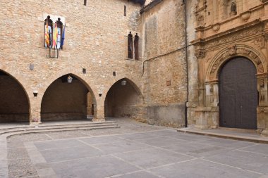 La Iglesia Meydanı ve kilise, La Iglesuela del Cid, Mestrazgo, Teruel ilinde, Aragon, İspanya