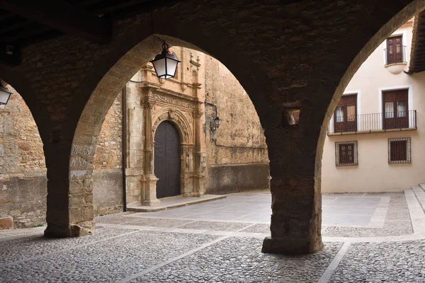 La Iglesia Meydanı ve kilise, La Iglesuela del Cid, Mestrazgo, Teruel ilinde, Aragon, İspanya
