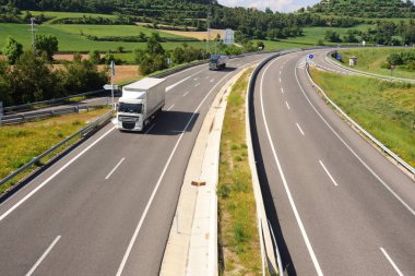 görüntülemek, Eix enine de Catalunya, Montfalco Murallat, yakındaki otoyol Lleida Eyaleti, Catalonia, İspanya