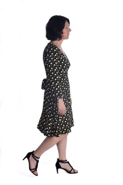 Beyaz üzerinde yürüyen kadın