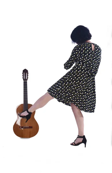 Mulher Que Quebra Uma Guitarra Branco — Fotografia de Stock