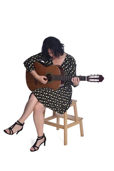 Mulher Com Guitarra Isolada Branco — Fotografia de Stock
