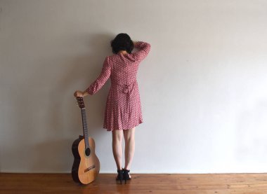 arkadan kadınla gitar bir duvar