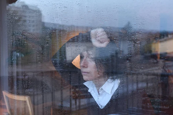 Жінка Дивиться Вікно Дощовий День — стокове фото