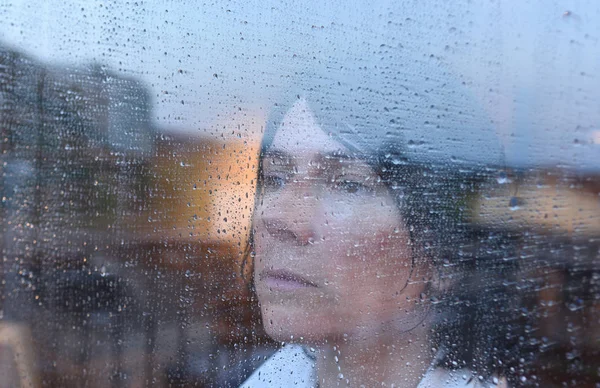 Kobieta Patrząc Przez Okno Deszczowy Dzień — Zdjęcie stockowe
