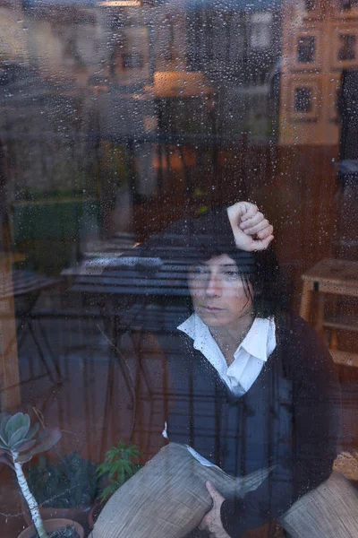 Mujer Mirando Por Ventana Día Lluvioso —  Fotos de Stock