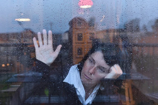 Женщина Смотрит Окно Дождливый День — стоковое фото