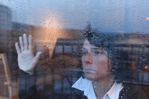 Mujer Mirando Por Ventana Día Lluvioso —  Fotos de Stock