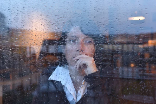Женщина Смотрит Окно Дождливый День — стоковое фото