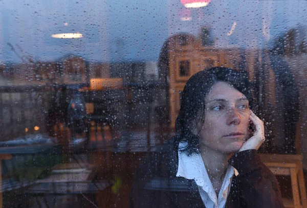 Donna Che Guarda Fuori Dalla Finestra Giorno Pioggia — Foto Stock