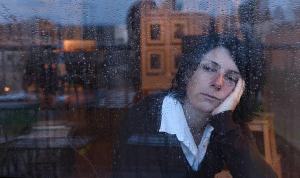 Жінка Дивиться Вікно Дощовий День — стокове фото
