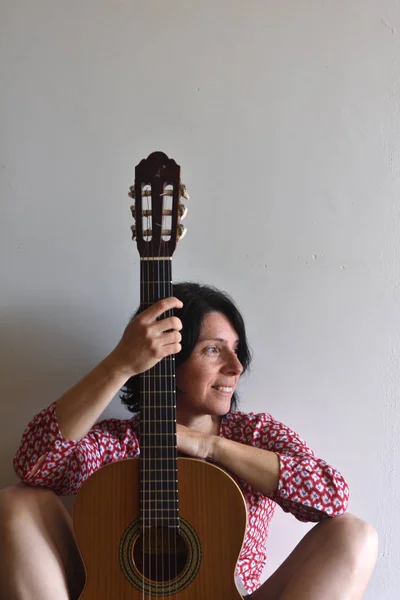 Retrato Uma Mulher Com Guitarra — Fotografia de Stock