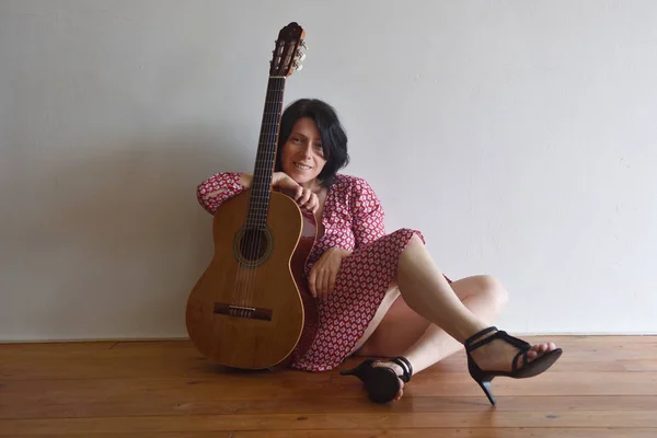 Retrato Uma Mulher Com Uma Guitarra — Fotografia de Stock