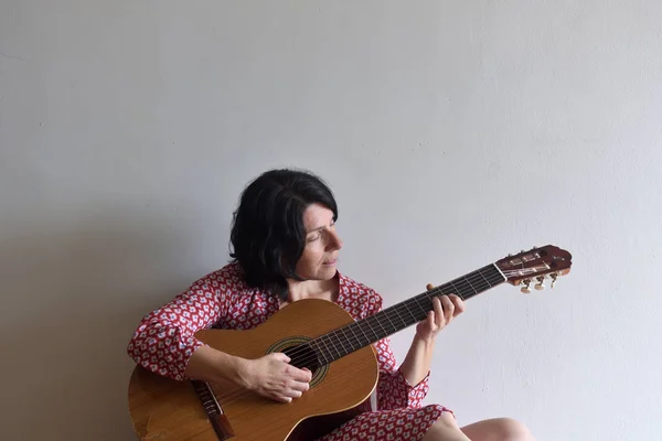 Retrato Uma Mulher Com Uma Guitarra — Fotografia de Stock