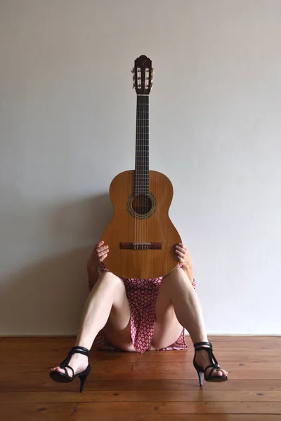 Kvinna Med Gitarr Hennes Ansikte — Stockfoto