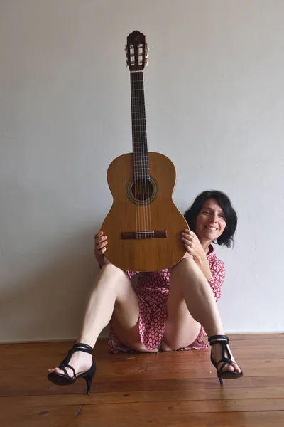 Porträt Einer Frau Mit Gitarre — Stockfoto