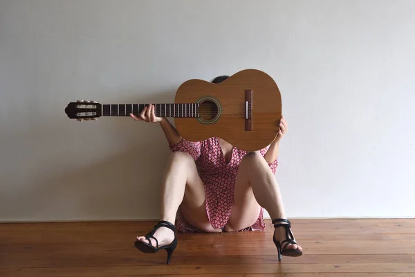 Mulher Com Uma Guitarra Rosto — Fotografia de Stock