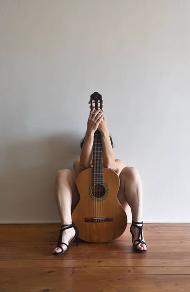 Retrato Uma Mulher Com Uma Guitarra — Fotografia de Stock