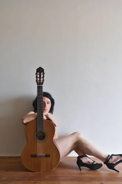 Retrato Uma Mulher Com Uma Guitarra — Fotografia de Stock