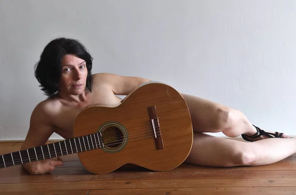 Retrato Uma Mulher Com Uma Guitarra — Fotografia de Stock