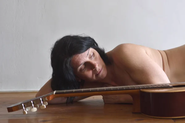 Retrato Uma Mulher Com Uma Guitarra — Fotografia de Stock