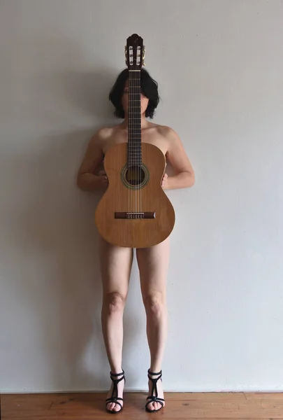 Mulher Com Uma Guitarra Seu Corpo — Fotografia de Stock