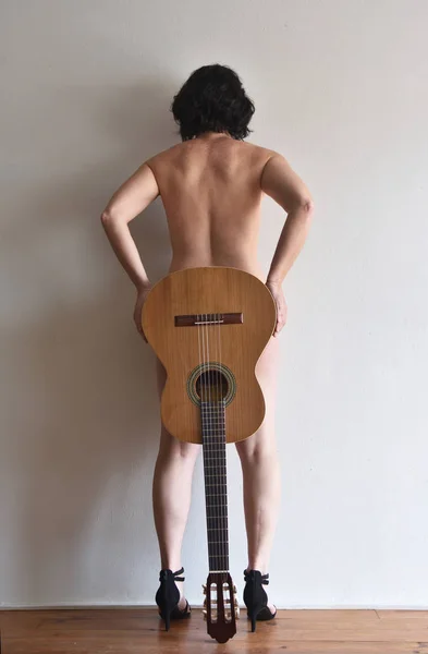 Mulher Com Uma Guitarra Nas Costas — Fotografia de Stock