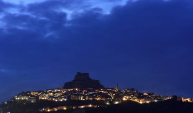 Alacakaranlıkta ortaçağ köyü, Morella içinde Castellon Eyaleti, İspanya