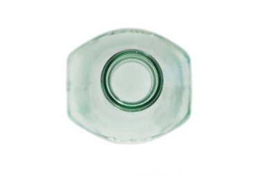 Beyaz arkaplanda bir şişenin üst görünümü