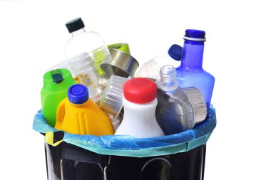 teneke ve şişe üzerinde siyah bir adam