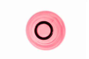 Beyaz arkaplanda bir şişenin üst görünümü