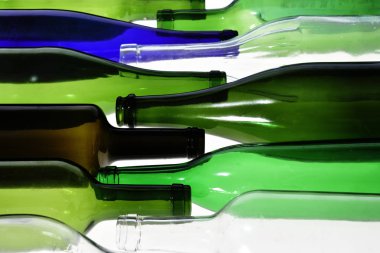 beyaz bir arka plan üzerinde yalan şişeler