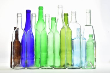 Beyaz arkaplanda geri dönüşüm camı