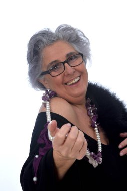 bir seksi yaşlı bir kadınla beyaz arka plan üzerinde poz verdi.