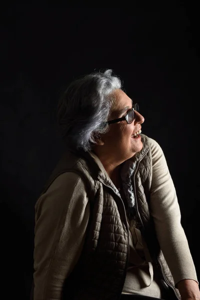 Портрет Пожилой Женщины Черном — стоковое фото