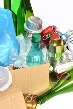 Geri dönüşüm için çöp, cam şişeler, teneke kutular, plastik şişe ve ampul