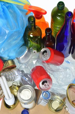 Çöp kutuları, plastik şişe, cam şişe, karton, tetrabrik, kutular ve ampul