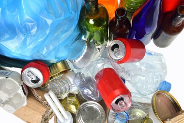 Çöp kutuları, plastik şişe, cam şişe, karton, tetrabrik, kutular ve ampul