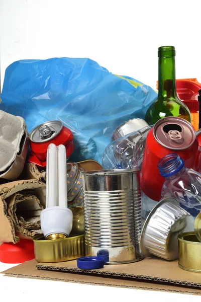 Kağıt, cam şişe, teneke kutular, plastik şişe ve ampul ile geri dönüşüm çöp kutusu
