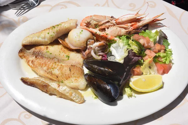 kızarmış deniz ürünleri ve balık yemekleri