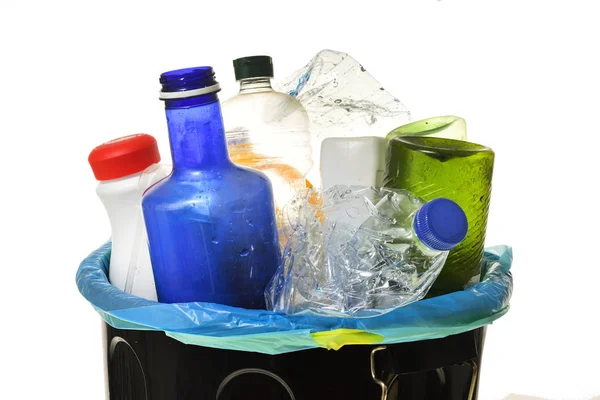 Mülleimer Voller Flaschen Zum Recyceln Auf Weiß Stockfoto