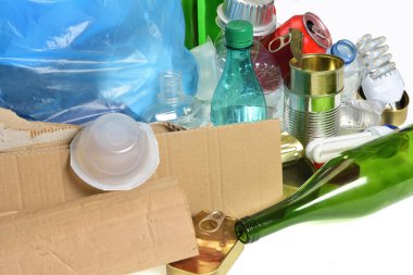 Geri dönüşüm için çöp, cam şişeler, teneke kutular, plastik şişe ve ampul