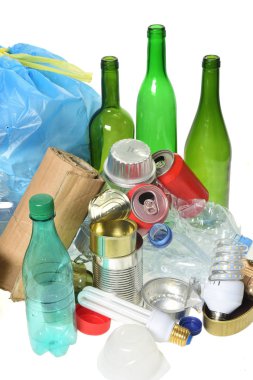 Geri dönüşüm için çöp, cam şişeler, teneke kutular, plastik şişe ve ampul