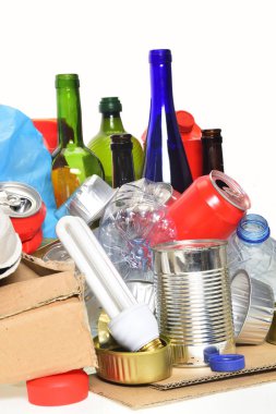 Geri dönüşüm için çöp, cam şişeler, teneke kutular, plastik şişe ve ampul